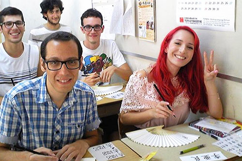 Studenti in una scuola di lingua giapponese
